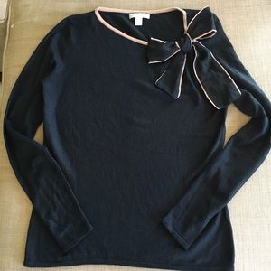Black sweater with bow. 💝